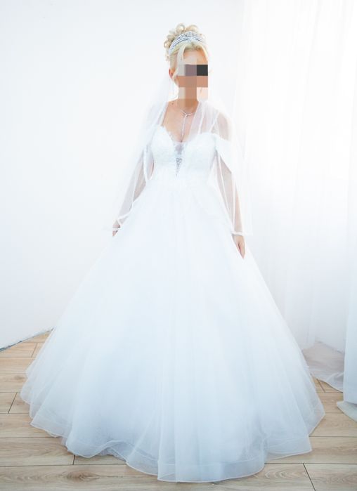 Rochie de mireasa+pantofi+decoratiuni
