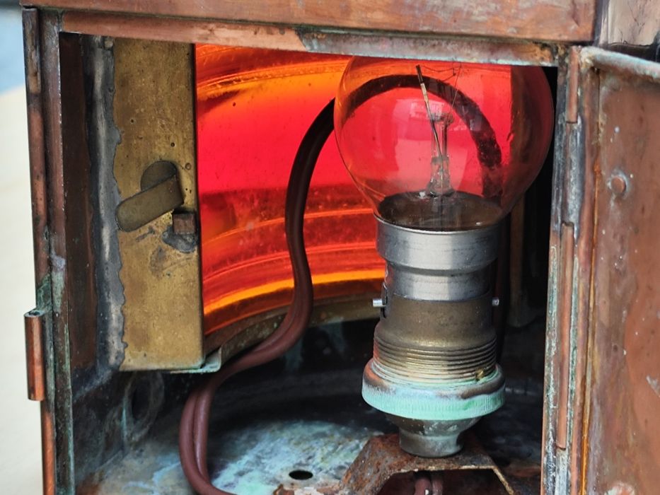 Чифт месингови навигационни фенери (ляв и десен борд)