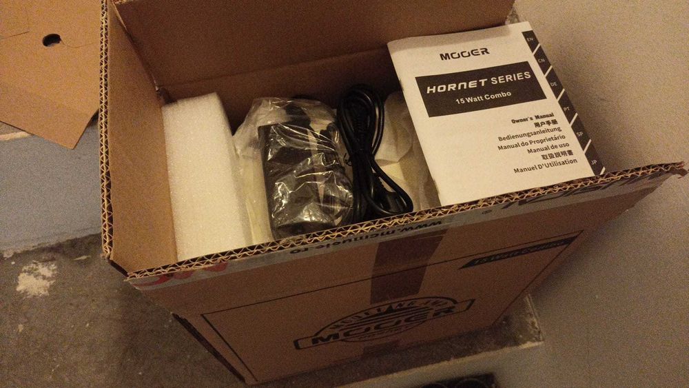 Amplificator chitara electrica Mooer Hornet 15W Combo, functie tuner, bluetooth, alb, ca nou, in cutie, cu manual