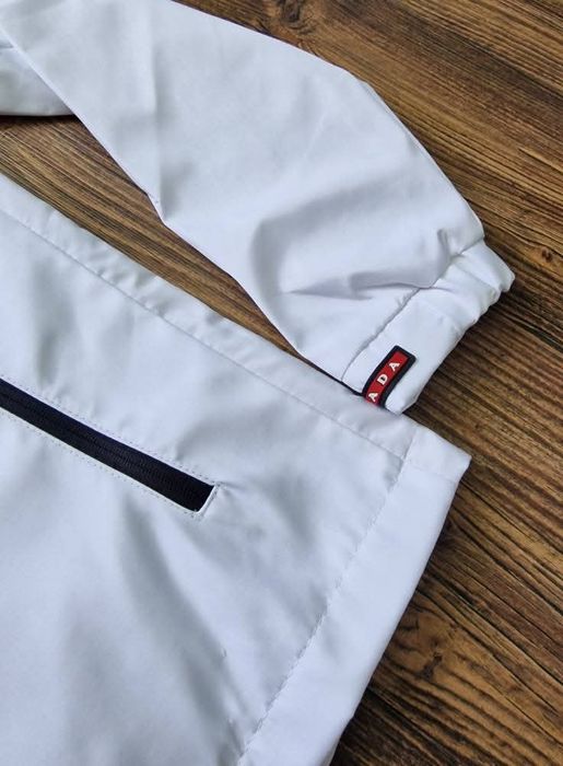 Страхотна мъжка ветровка яке  размер  S и L

Мъжка ветровка