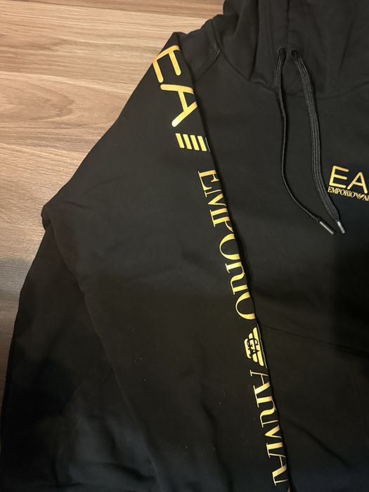 Hanorac EA7 Emporio Armani - Negru/Auriu - Mărime L - Stare Perfectă