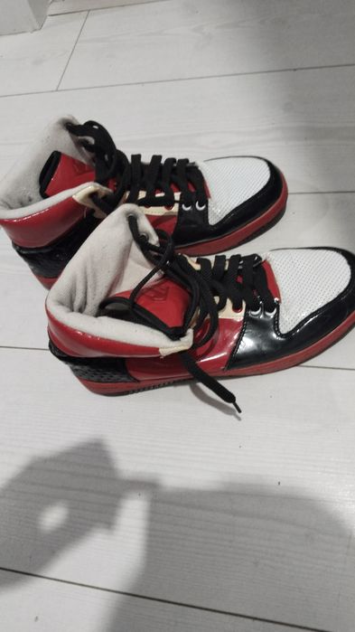 Красные Jordan's