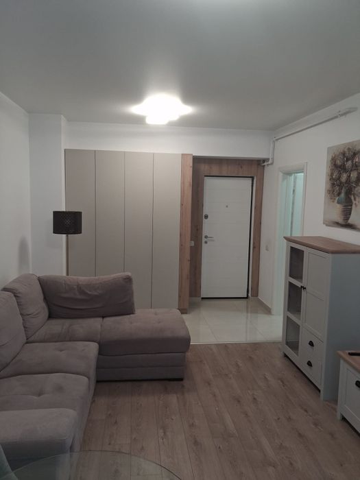 Închiriez studio