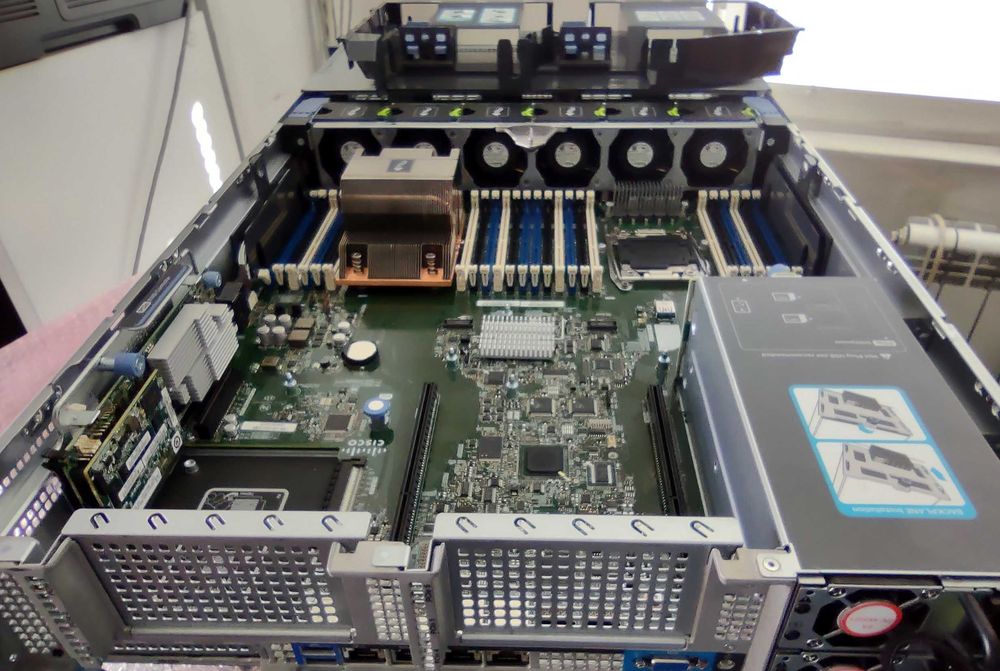 CTO: Сървър Cisco UCS C240 M4S2 16*SFF 1*E5-2620v3 6c 2.4-3.2GHz 16GB