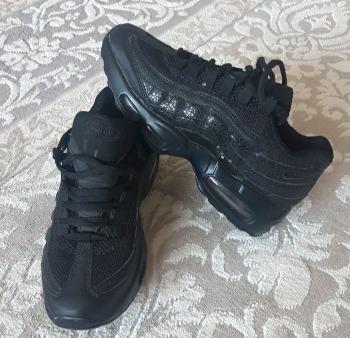 Продам кроссовки 36 Размер .