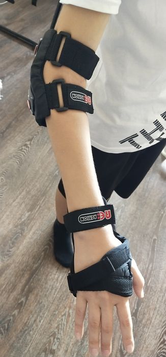 Роликовые коньки и комплект защиты.