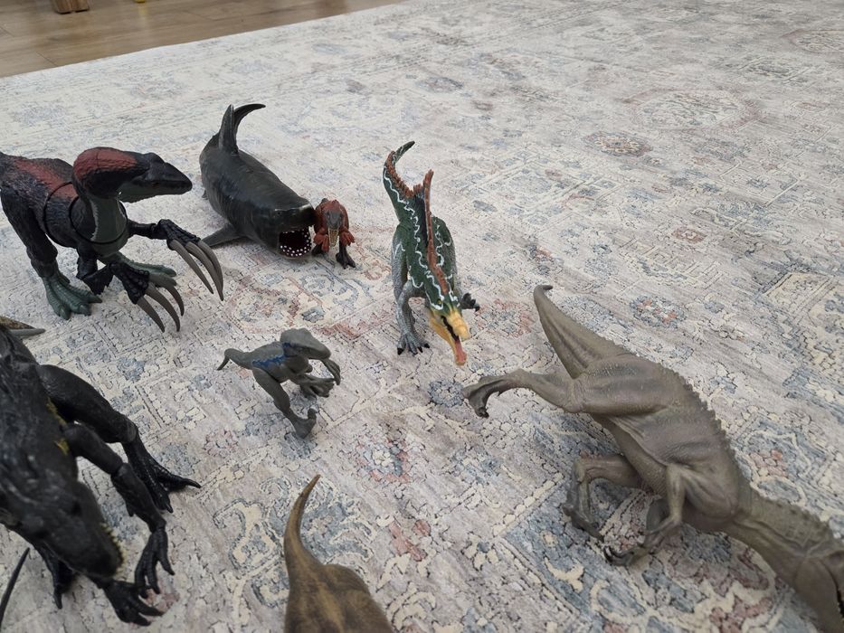 Продам динозавры-игрушки