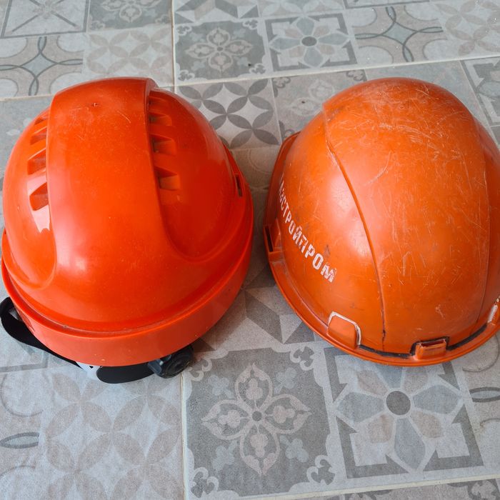 Продажа строительных касок.