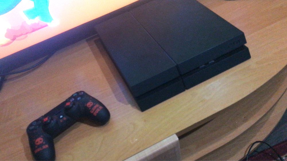 Продам пс 4 1028 гб в иделаьном состояние