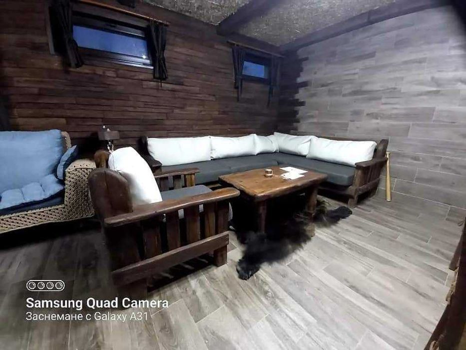 Мебели от стари дъбови греди