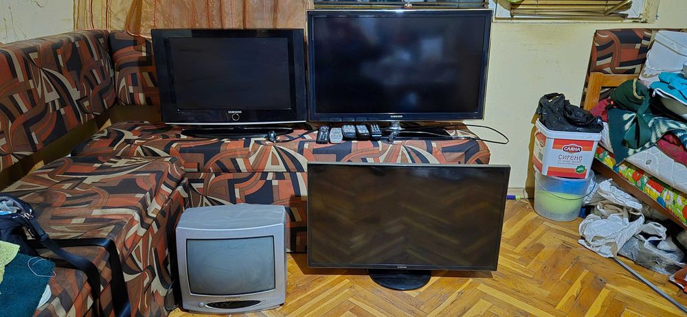 3 телевизора Самсунг с 6 дистанционни и 1 монитор Самсунг 19''