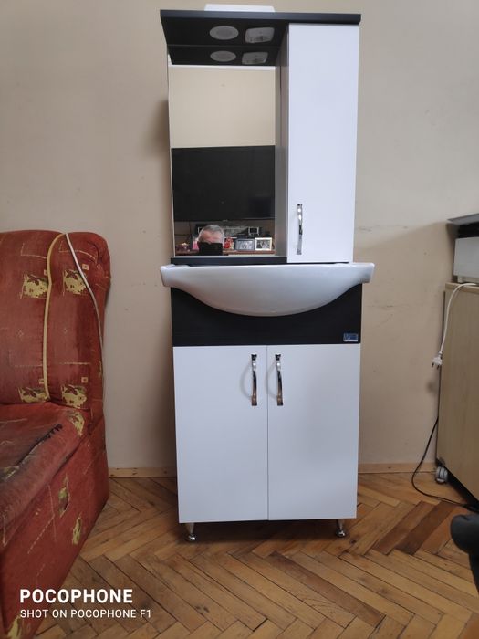 Продавам шкаф за баня