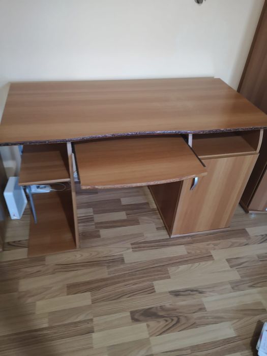 Vând birou și dulap mic