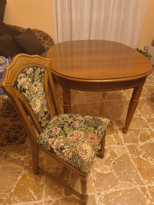 Scaune și mese din lemn masiv Italia