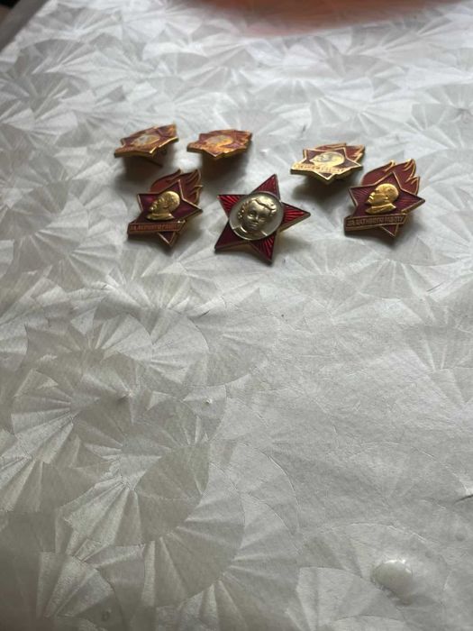 значки  пионерские и октябрятские