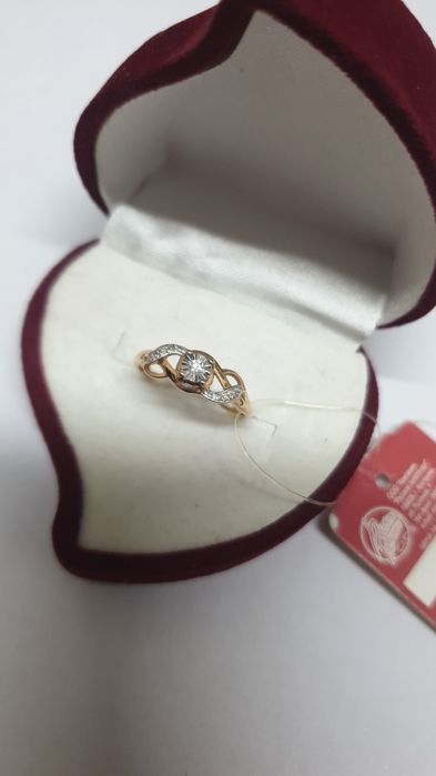 Продам золотое кольцо с бриллиантом.