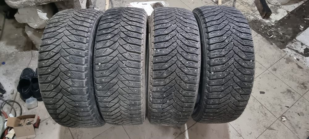 Продам шипованные шины Triangle 215/55 R17