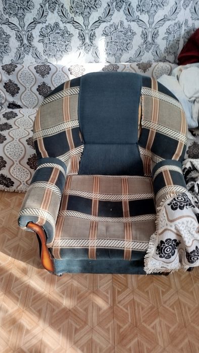 Продам диван и кресла