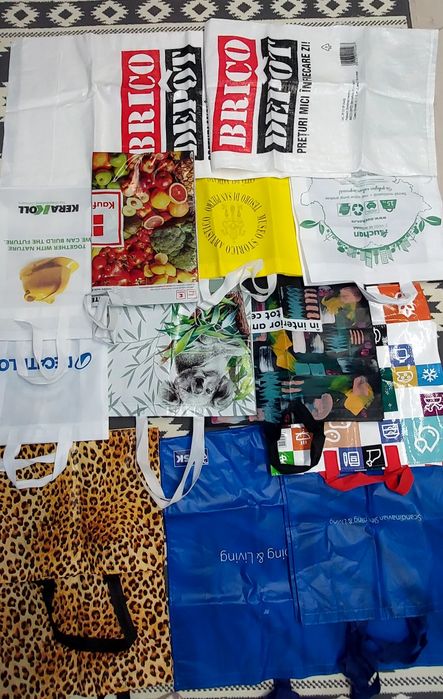 12 sacoșe și 5 saci rafie,noi