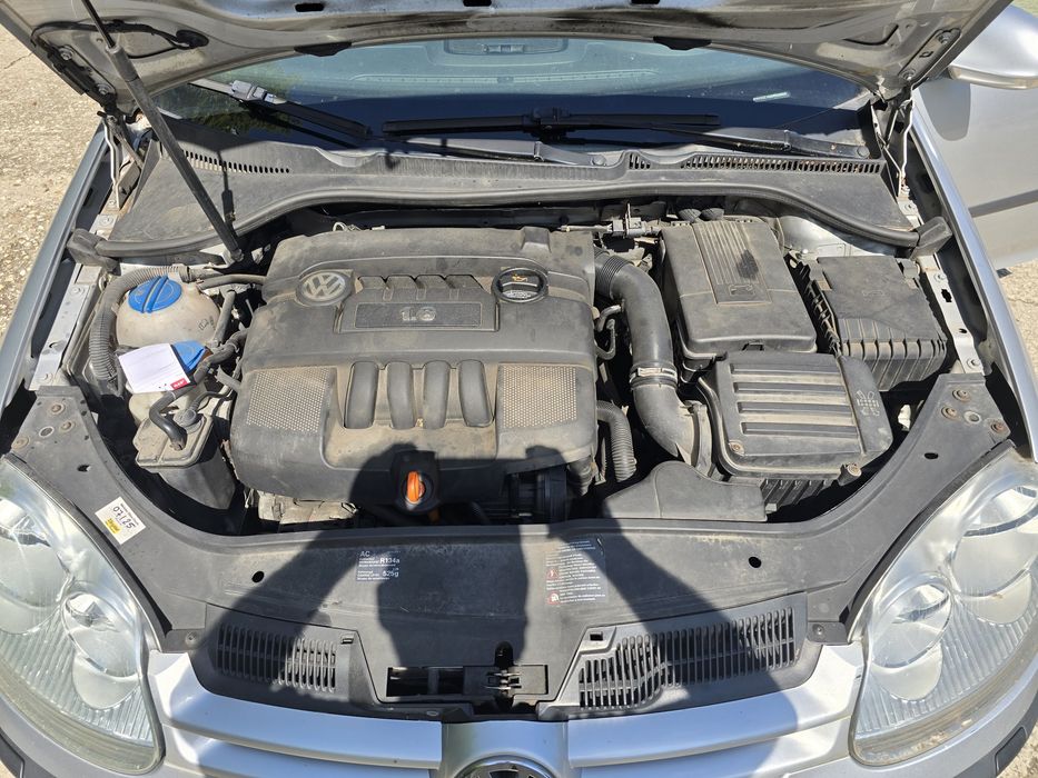 Piese Auto din Dezmembrari pentru VW Golf  5 2005 1.6 benzină
