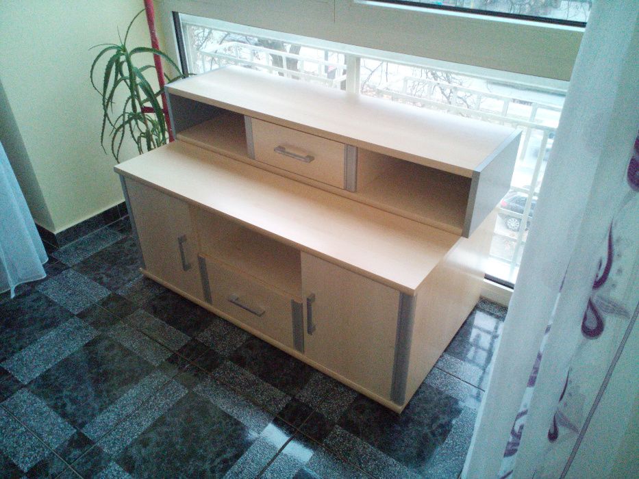 Vând comodă plus etajeră.