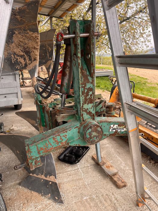 Vand tractor, semanatoare, plug, tocatoare si grapa rotativa