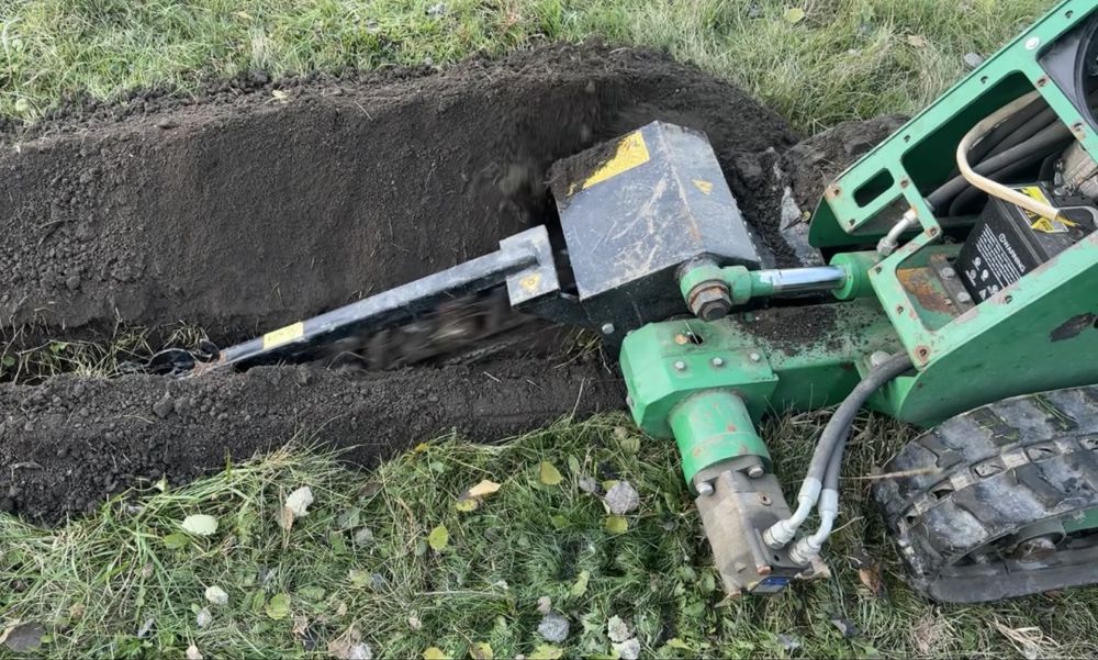 Услуги траншеекопателя бара . Прокладка кабеля.