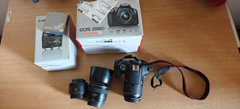 Camera Canon EOS 2000D