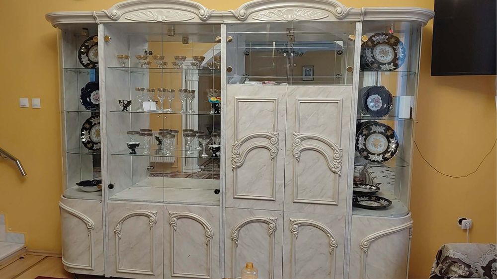 O vitrină elegantă dimensiunea 3m lățimea pe 2m lungimea