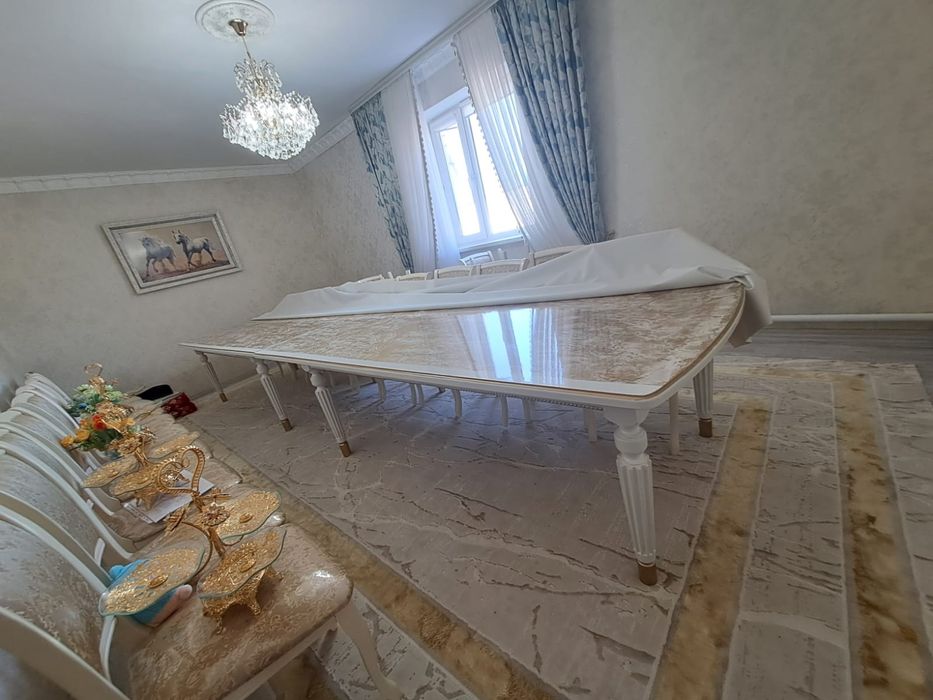 Гостинный большой стол