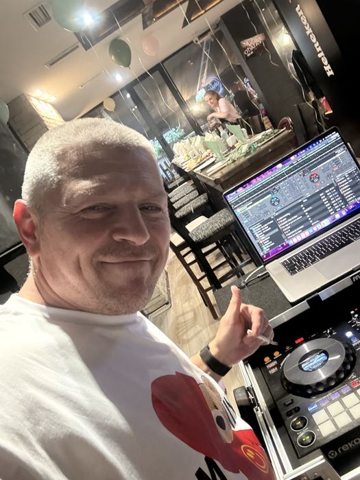 DJ за сватби, рождени дни, балове и частни партита – професионално озвучаване.