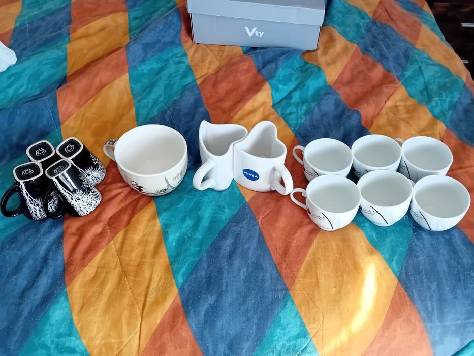 Vand 13 cesti de cafea noi două in forma de inima