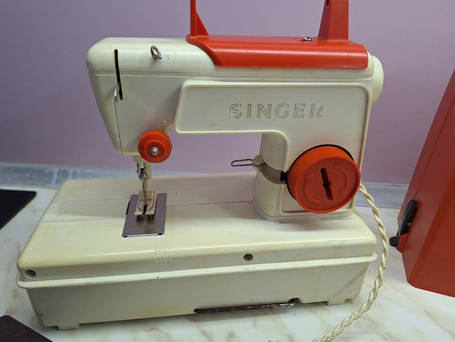 Стара детска мини шевна машина