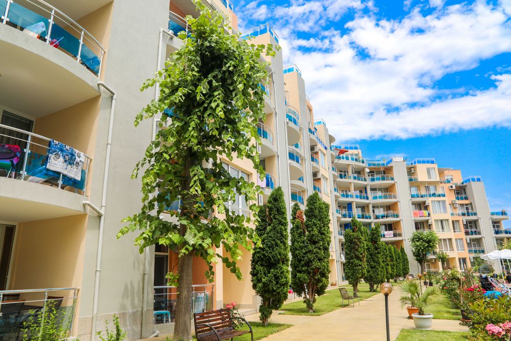 Под Наем тристаен апартамент на първа линия в Равда