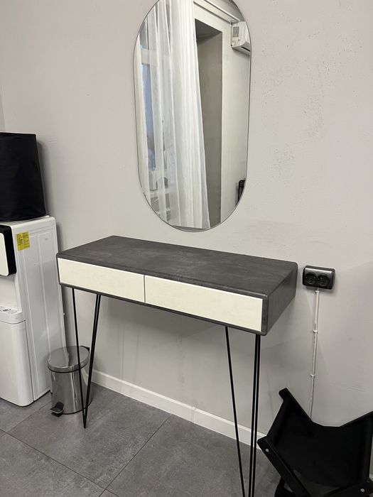 Столик для макияжа, консоль и зеркало