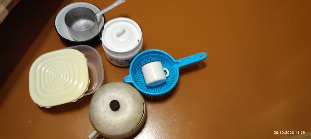 Посуда. Тарелки, вазочки.