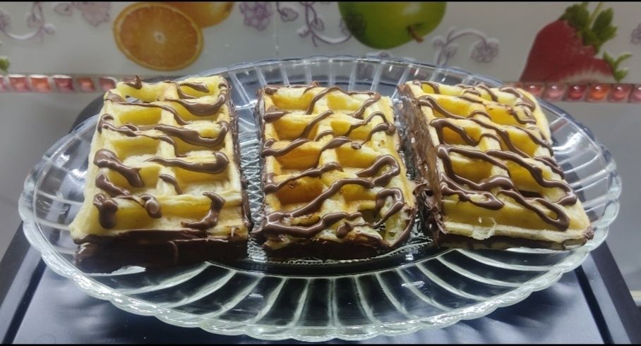 Пышные вафли в шеколаде и ягодах, а так же блинчики.