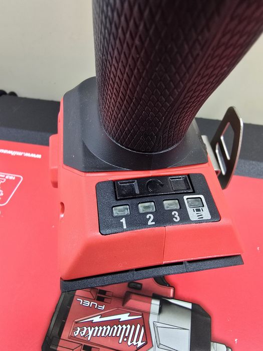 Акумулаторен ударен гайковерт MILWAUKEE M18 FHIW2F12-0X