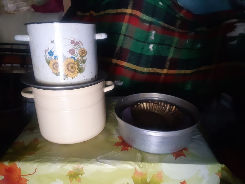 кастрюли, чайник.