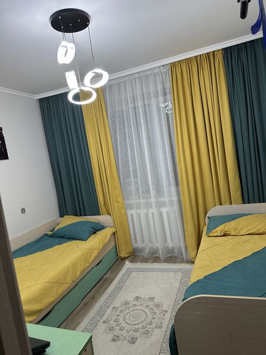 Две кровати и тумбочка