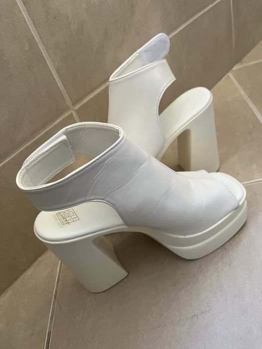 Бели високи обувки с лепенка