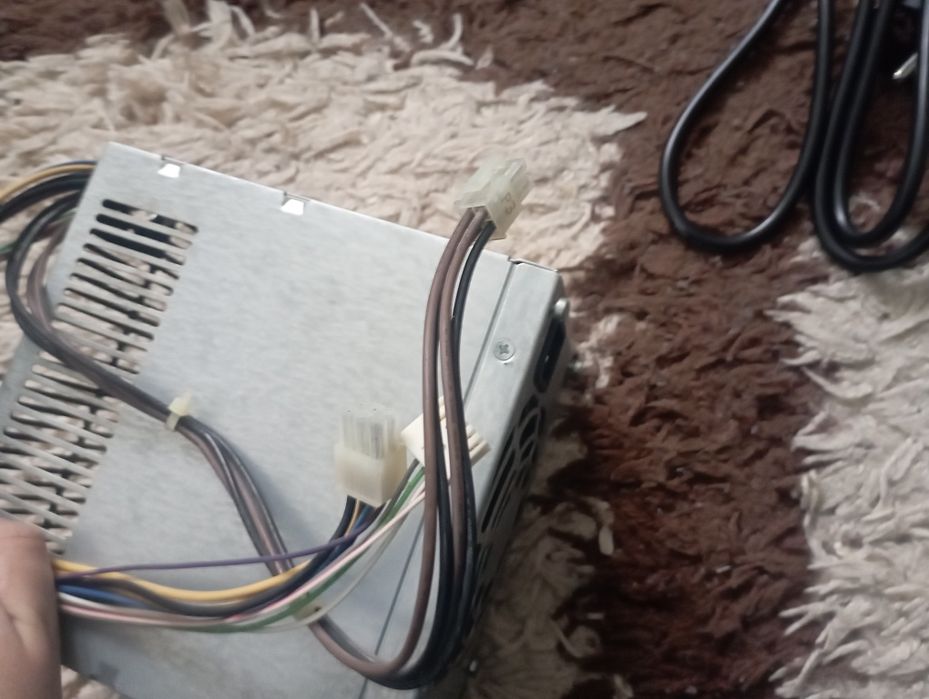 Vând sursa pc 100lei