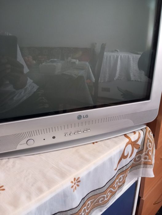 Телевизор LG нормальный