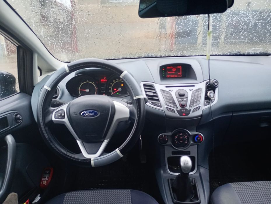 Vând Ford Fiesta 2010