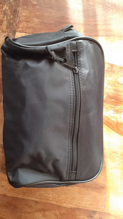 козметична чанта черна супер плътна и стабилна, чисто нова 24х16 см