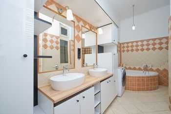 Продава се Тристаен апартамент в София, Манастирски ливади - 112 кв.м за 893 €/кв.м - Снимка #4