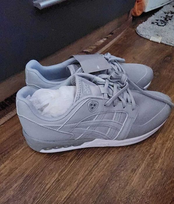 Продавам 3 чифта  Asics  Tiger Gel чисто нови.