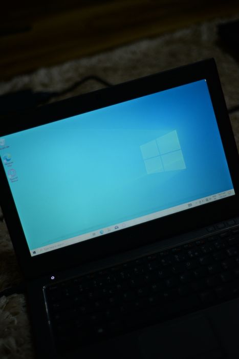 Laptop Dell Vostro 3360 pornește