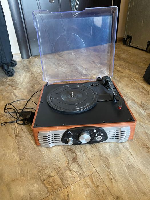 Turntable продавам грамофон 1 by one