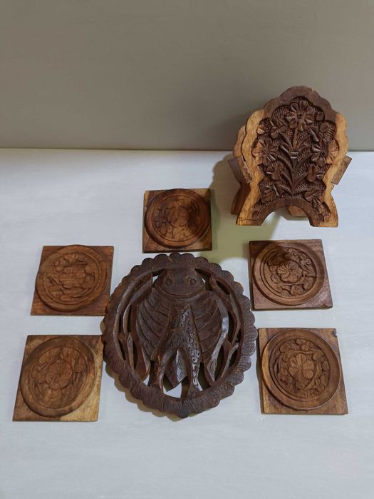 Деревянная статуэтка девушки